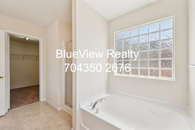 Building Photo - Beutiful 3 bed 2.5 bath with open area