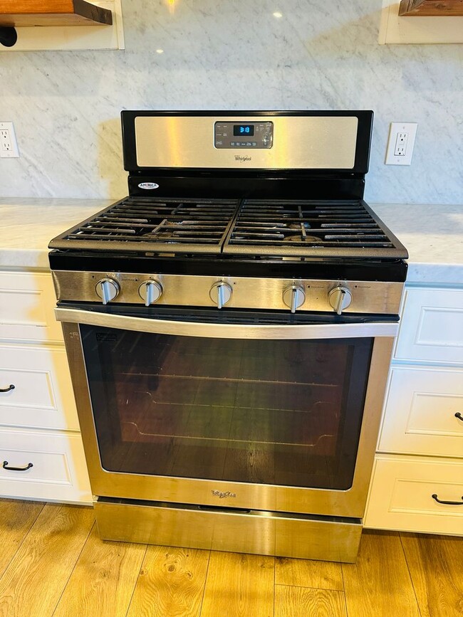 Building Photo - Beautiful Remodeled 2bd Home w/Laundry, Pr...