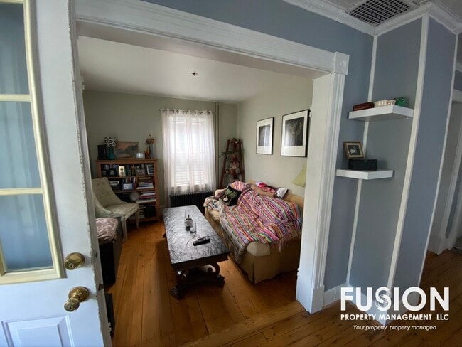 Building Photo - Adorable 2 bedroom home in Winooski with large backyard!