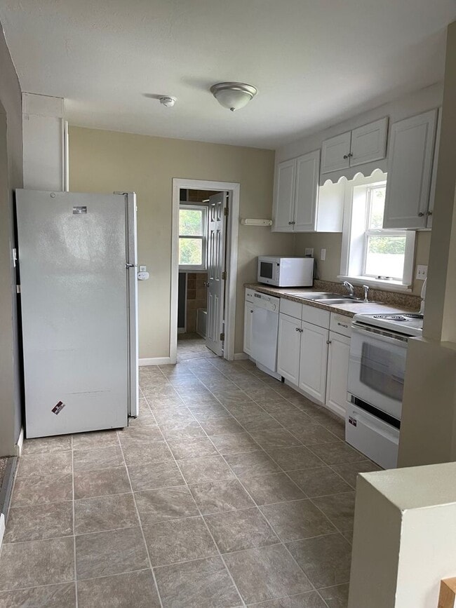 Building Photo - Beautiful 4 Bedroom House!!