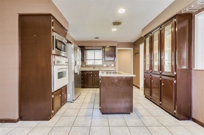Building Photo - 2207 Briarview Dr