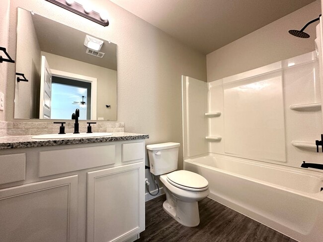 Building Photo - 4Bed/2Bath Available 6/5