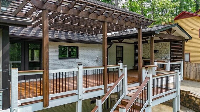 Building Photo - 3270 Brookview Dr