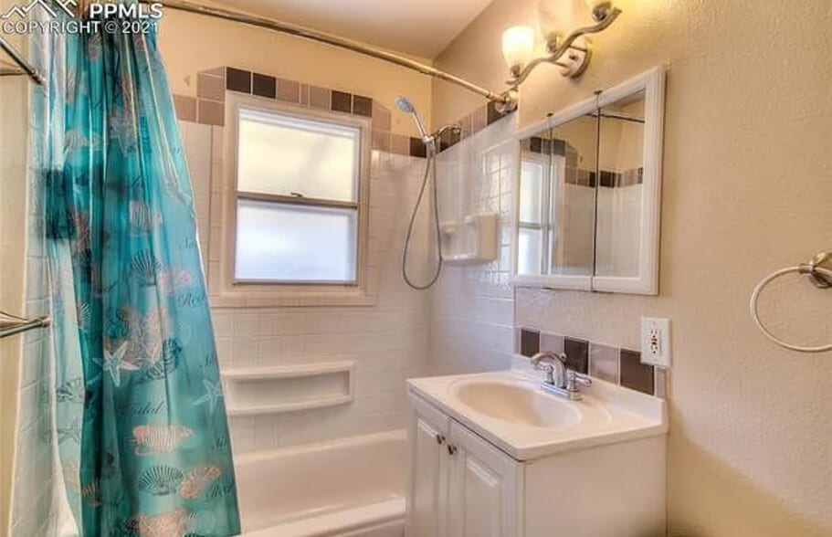 Bathroom with tub - 3121 N Arcadia St