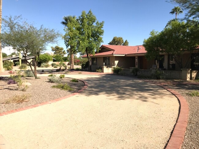 Building Photo - 185 E Cercado Ln