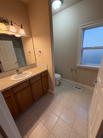 Building Photo - 1820 SW Silverstone Ave