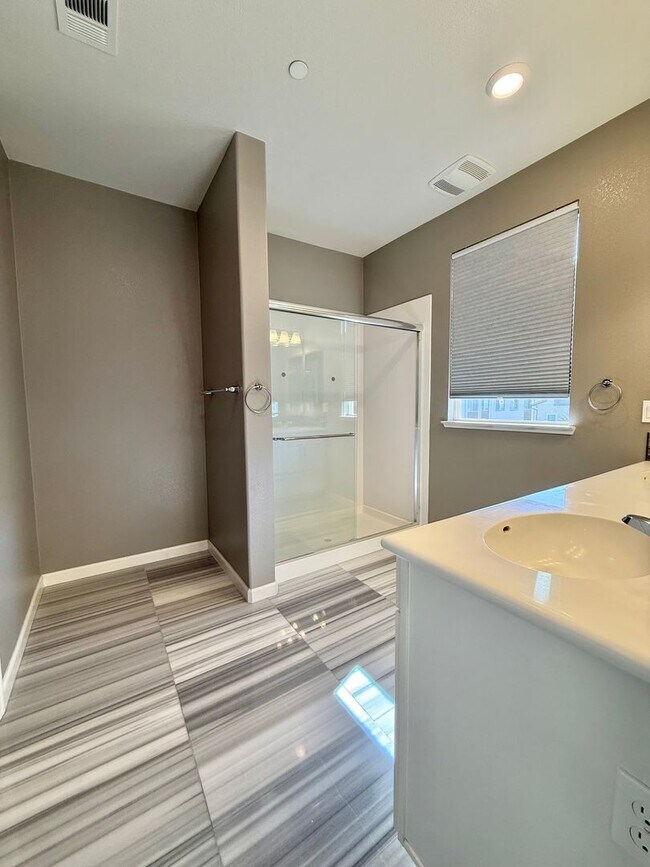 Building Photo - Beautiful 4 Bedroom, 3.5 Bathroom Home in Desirable Communication Hills