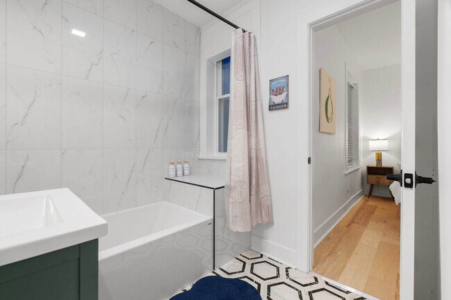 Building Photo - 618 W Patterson Ave