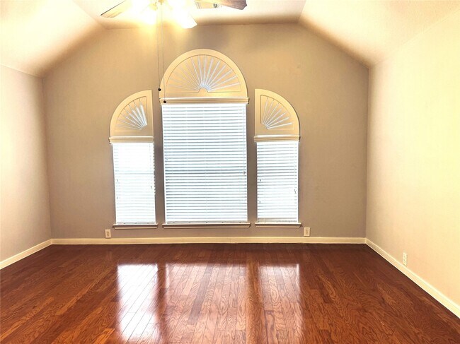 Building Photo - 2910 Sandleigh Dr