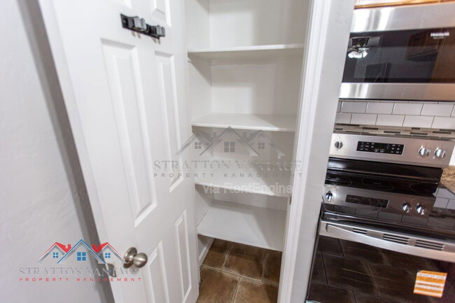 Building Photo - 448 N Lesueur