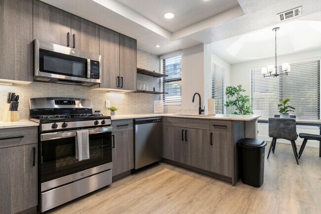 Building Photo - 15608 N 71st St