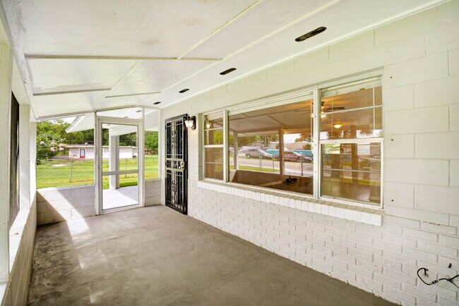 Building Photo - 2218 SW Rd