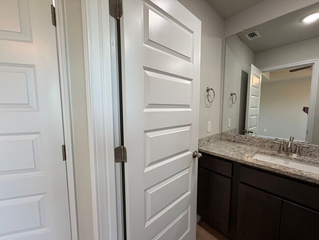 Building Photo - Modern 3/2 Townhome in NBTX