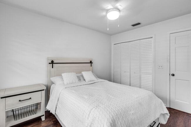 Building Photo - 1532 Primrose Ln