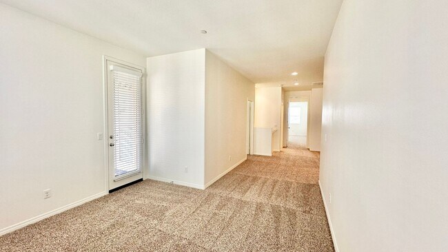 Building Photo - Beautiful, Stand Alone Condo in Resort-lik...