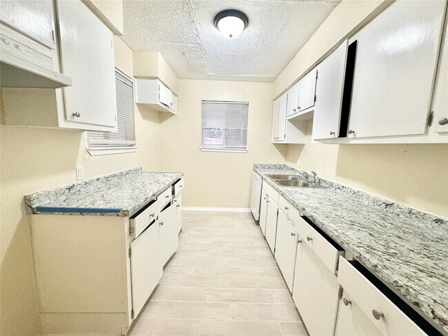 Building Photo - 4302 Scottsdale Rd