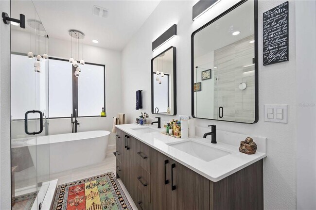 Building Photo - 7520 N Coolidge Ave