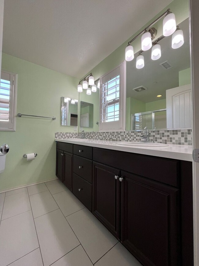 Building Photo - Gated Porter Ranch home w/all appliances +...