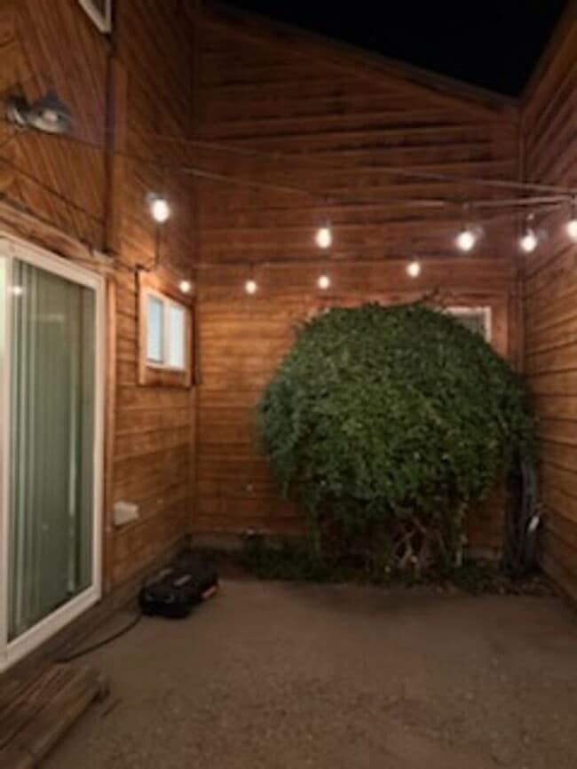 Building Photo - 2 bedroom in Prime Palisade Location