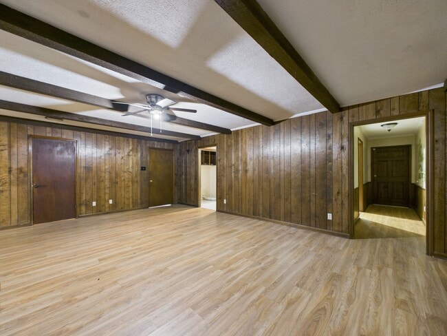 Building Photo - 4 Bedroom/3 Bathroom Home Available NOW!