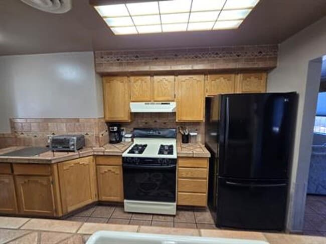 Building Photo - Spacious 3 bedroom/ 2 bath home with R/V parking