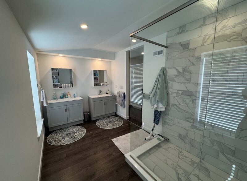 primary bathroom - 3520 W Allegheny Ave