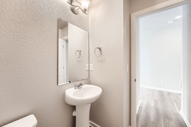 Building Photo - Large Beautiful Rental! Move in by next week!