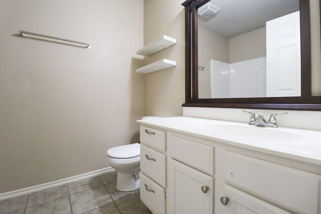 Building Photo - 3 Bed 2 Bath