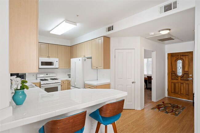 Building Photo - Discover Ventura's Downtown and Coastal Lifestyle