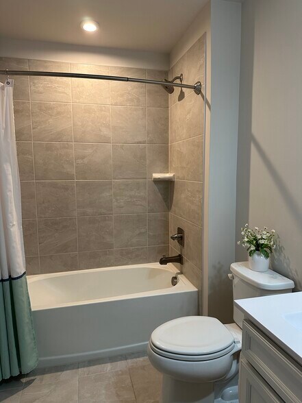 Building Photo - 7120 Iron Gall Ln