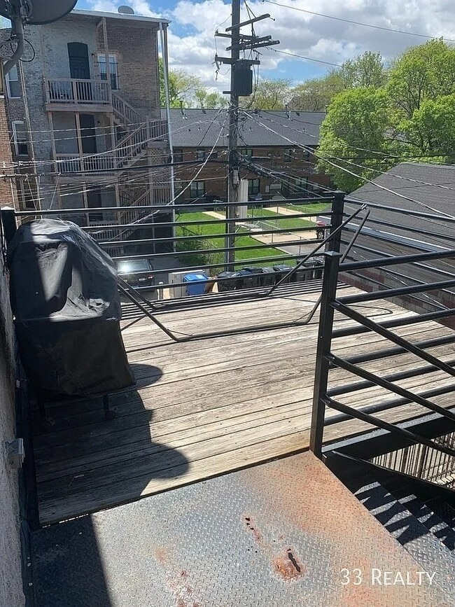 Building Photo - Top Floor Duplex Up, 3bd/2bth with Two Private Decks, Avail 7/1