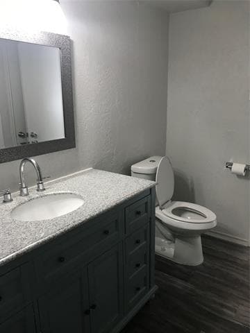 Building Photo - 304 E 6th St