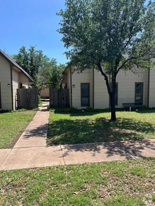 Building Photo - Great Duplex Unit
