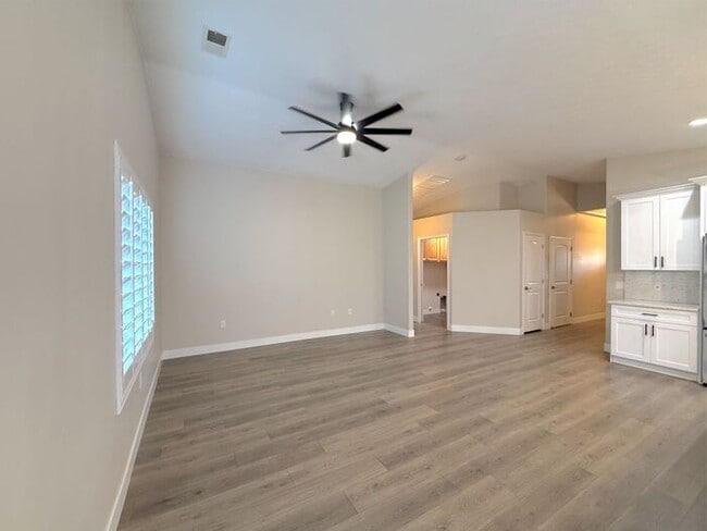 Building Photo - 3 bed, 2 bath home with 2 car garage