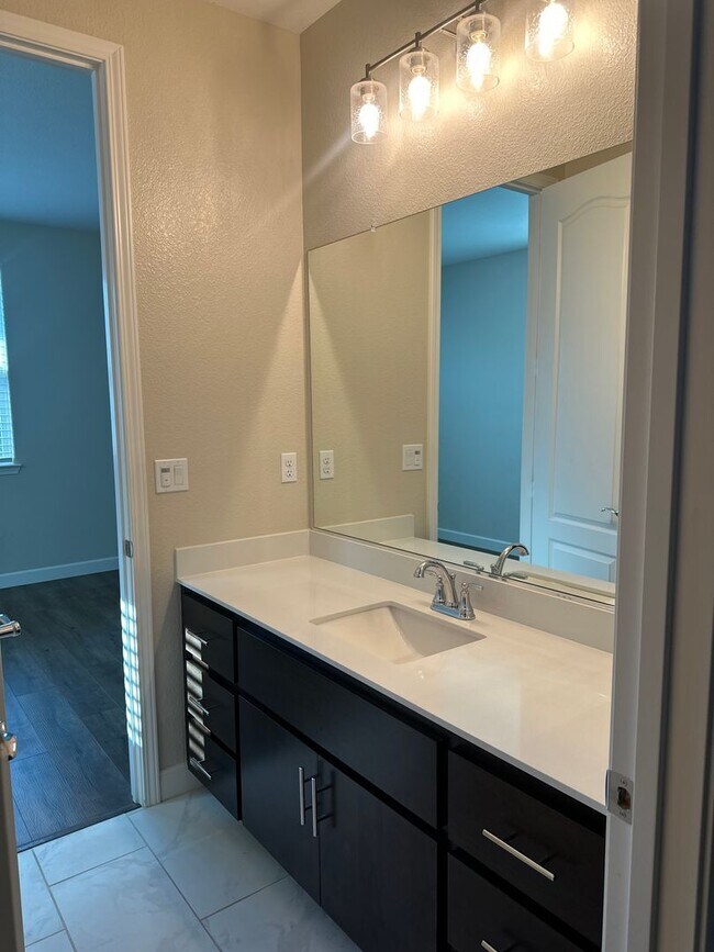 Building Photo - $500.00 off first full months if possessio...