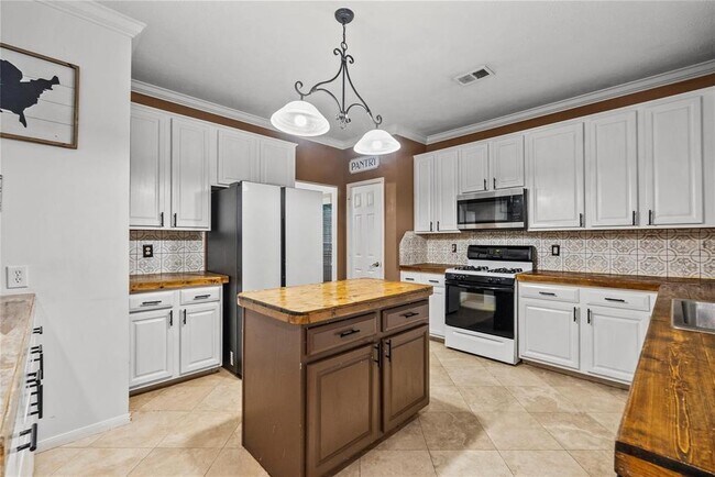 Building Photo - 3131 Bay Spring Dr