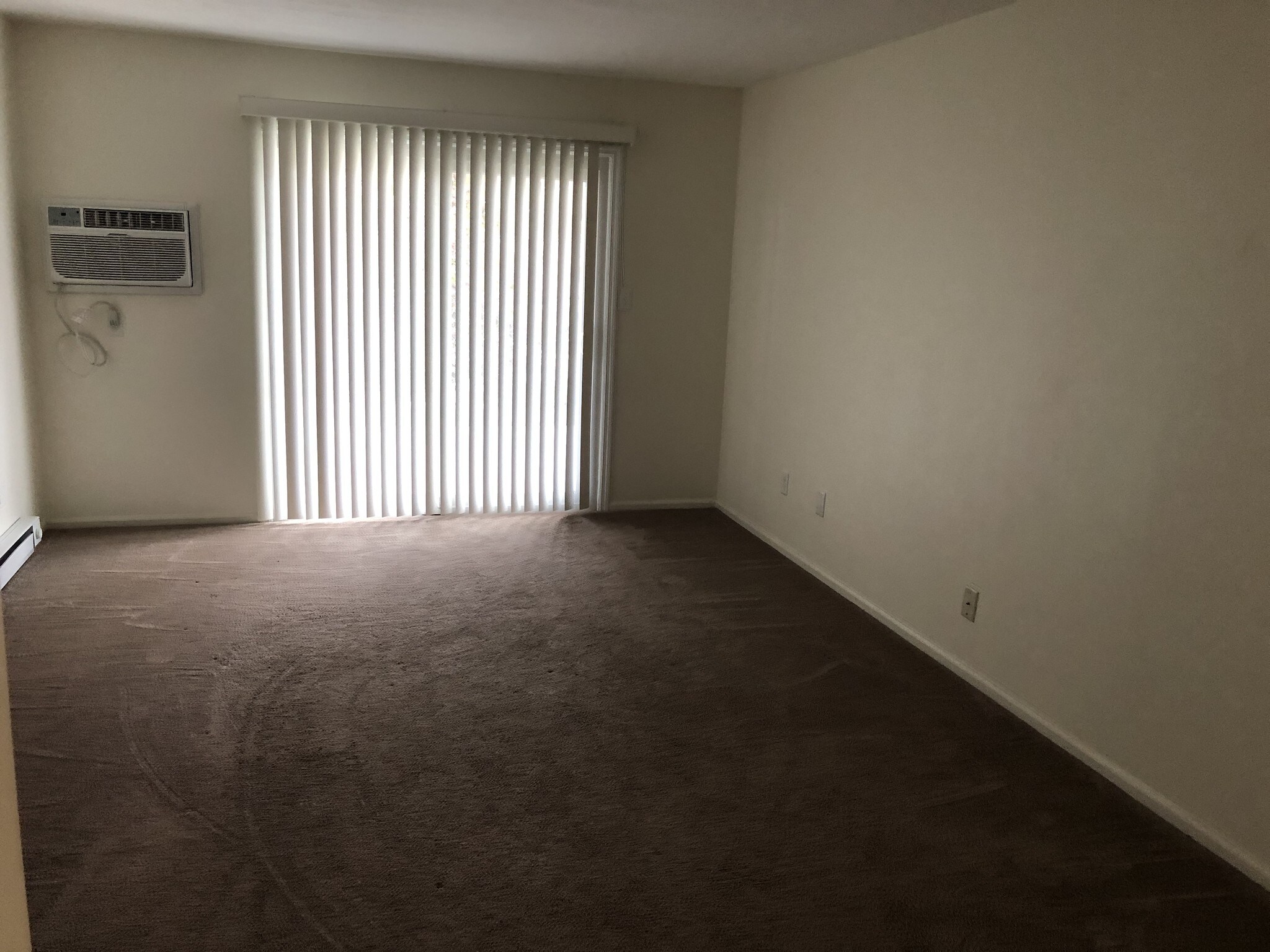 Living Room - 101 Colonial Oaks Dr