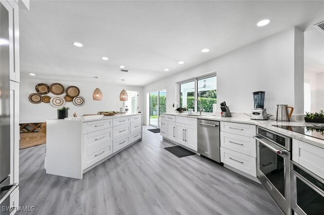 Building Photo - 646 Park Shore Dr
