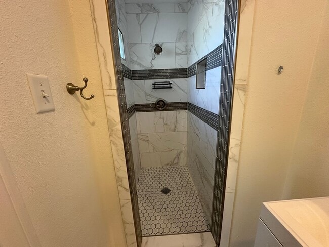 Building Photo - 514 E Charnwood St