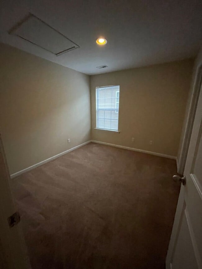 Building Photo - 3 bedroom townhome