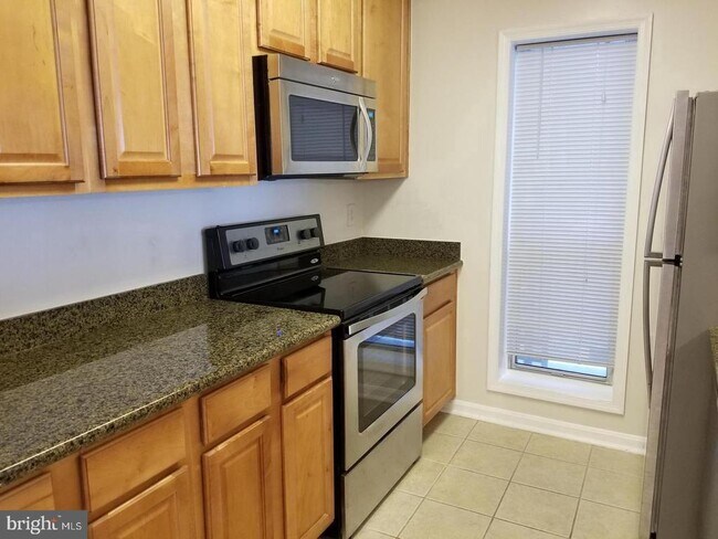 Building Photo - 3178 Summit Square Dr