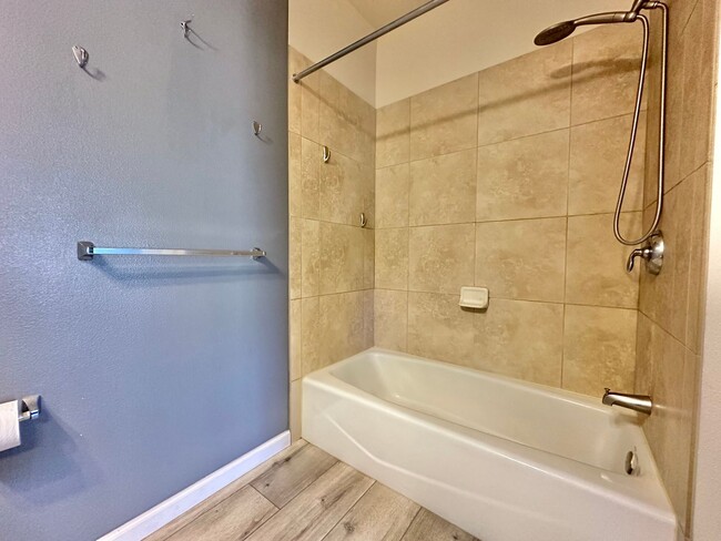 Building Photo - Newly Renovated 3 Bedroom / 2 Bathroom sin...