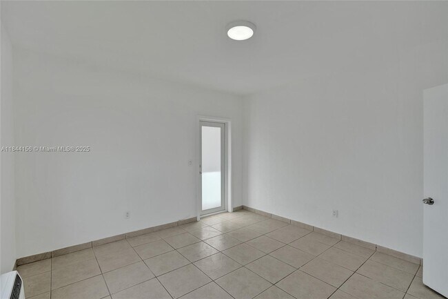 Building Photo - 2160 Bay Dr