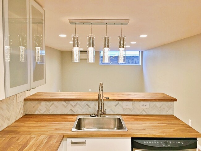 Building Photo - 5404 NE 54th Ave