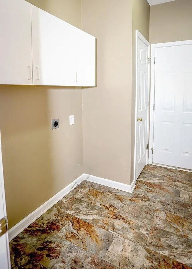Building Photo - Spacious home located in the beautiful and well-established community of Magnolia Bluff in Lake C...