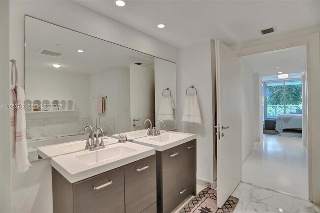 Building Photo - 2627 S Bayshore Dr