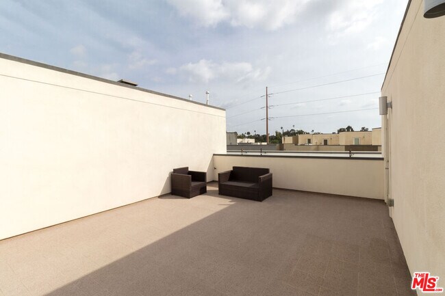 Building Photo - 2753 Waverly Dr