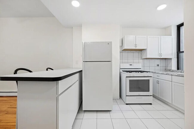 Building Photo - 11-25 47th Ave