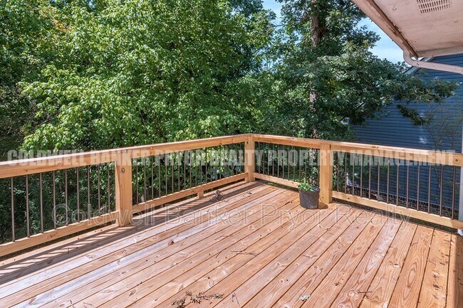 Building Photo - 313 Maple Way