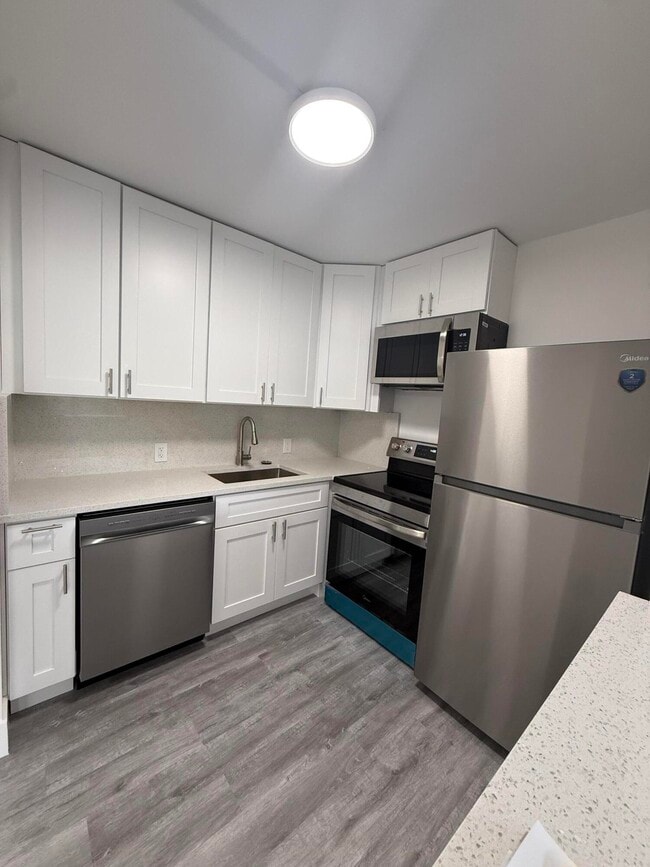 Building Photo - 384 Fanshaw J